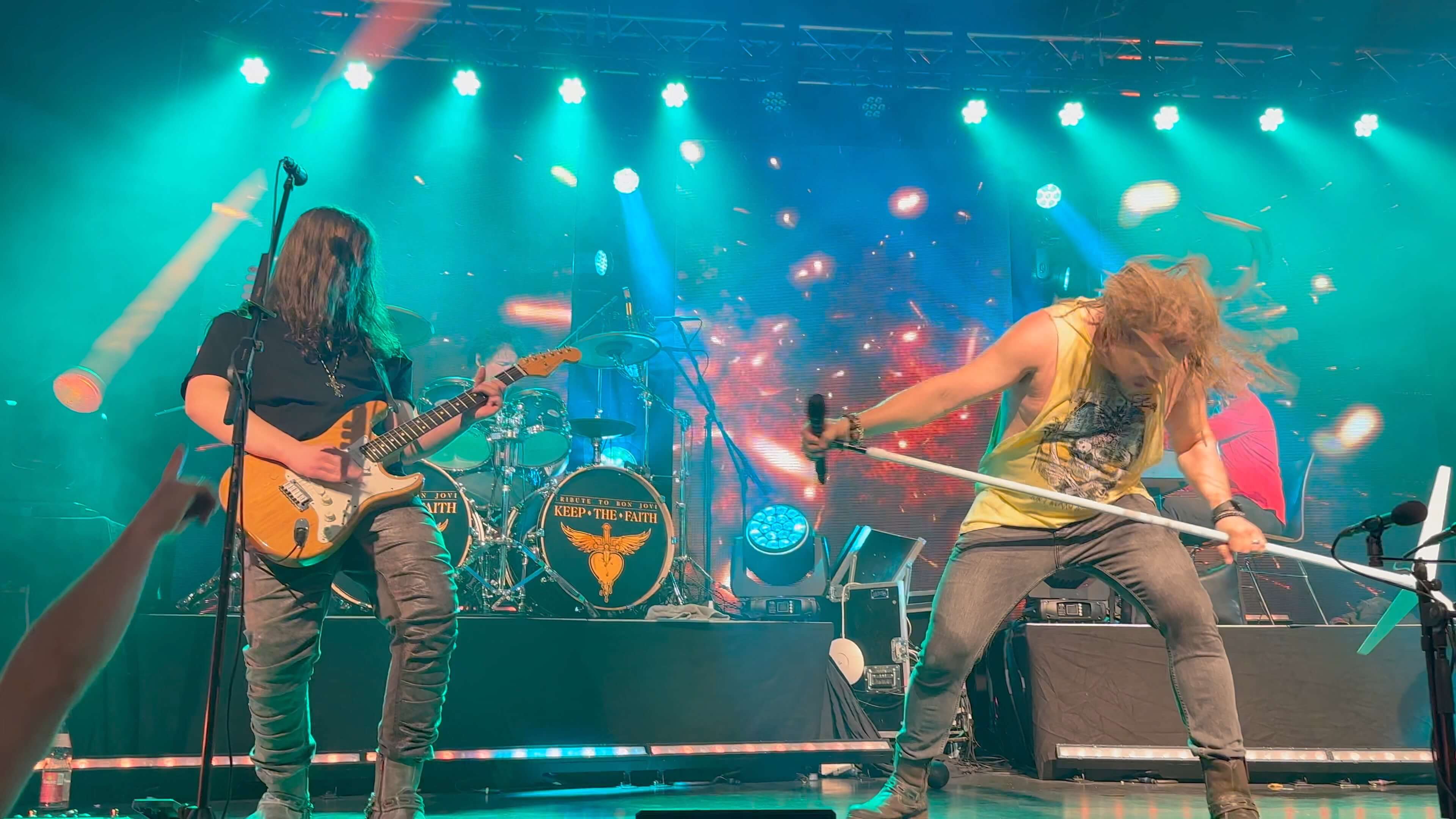 Gitarrist Lars Rogowski und Sänger Jake Voth auf der Bühne in Annweiler – Keep The Faith mit intensiver Lichtshow