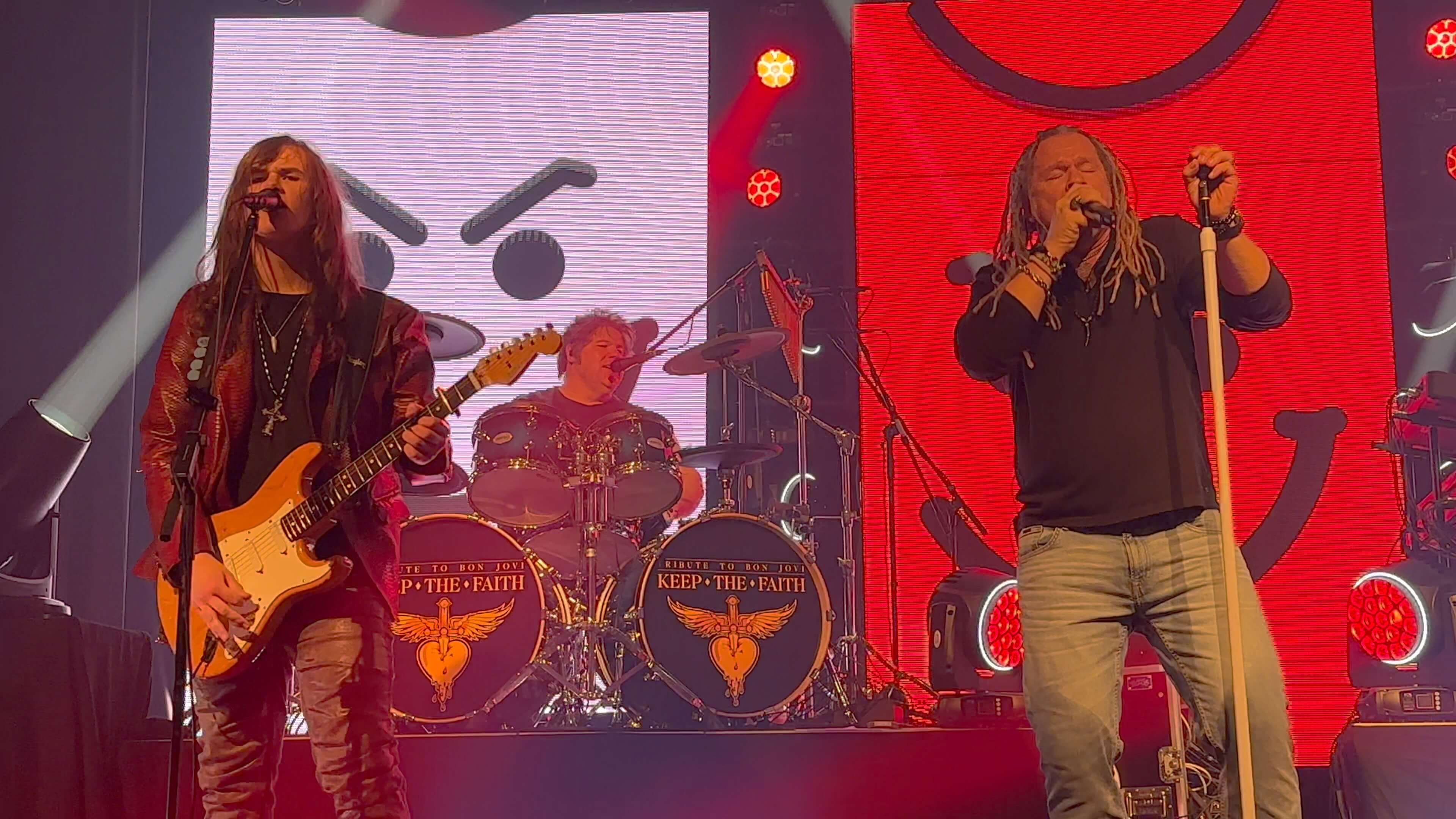 Lars Rogowski, Jake Voth und Kai Rogowski performen ‚Have a Nice Day‘ mit LED-Visuals bei Keep The Faith – Bon Jovi Tribute Band