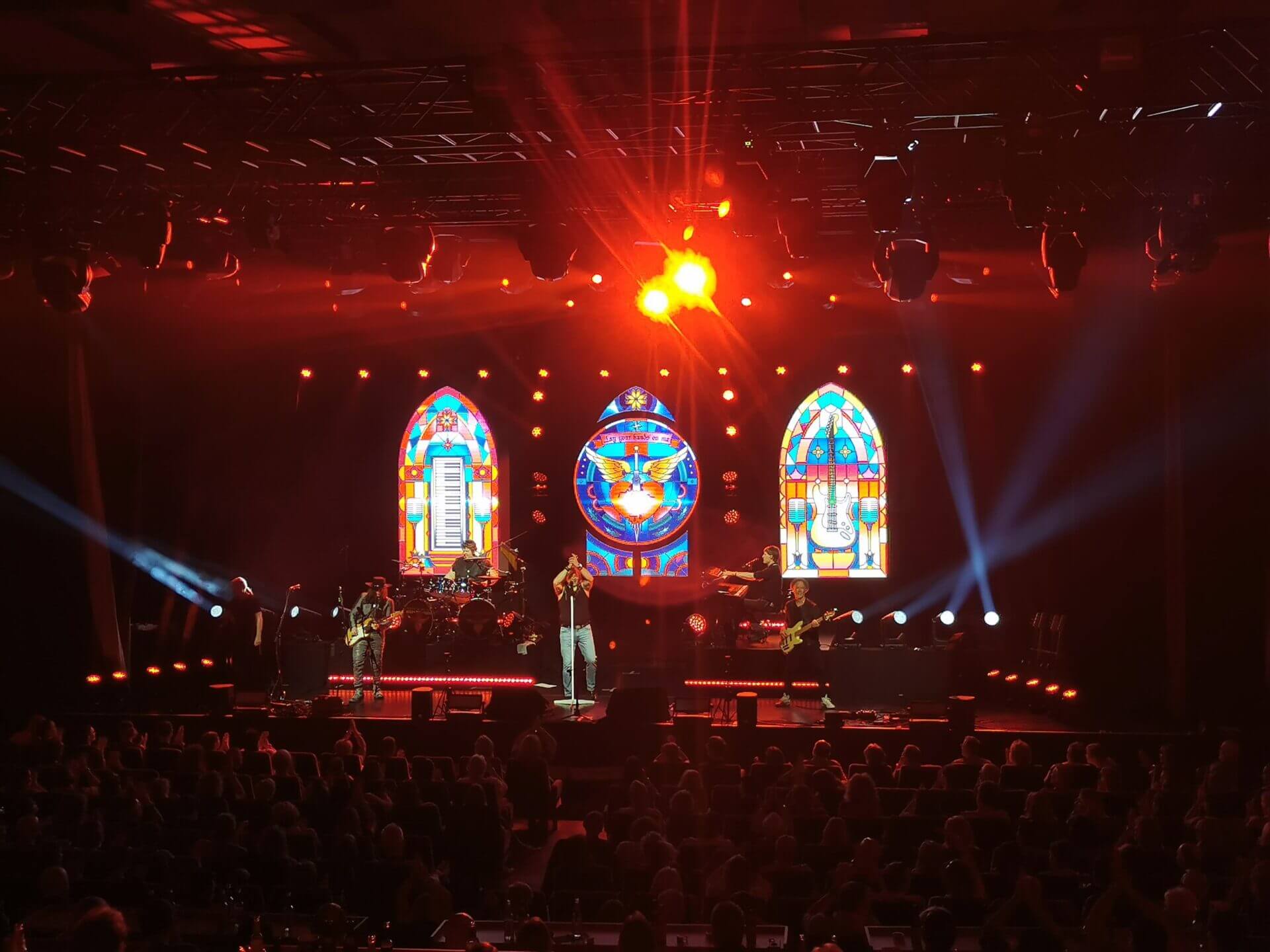 Totale der Bühne mit LED-Wand während ‚Lay Your Hands On Me‘ – Keep The Faith Tribute Show voller Energie