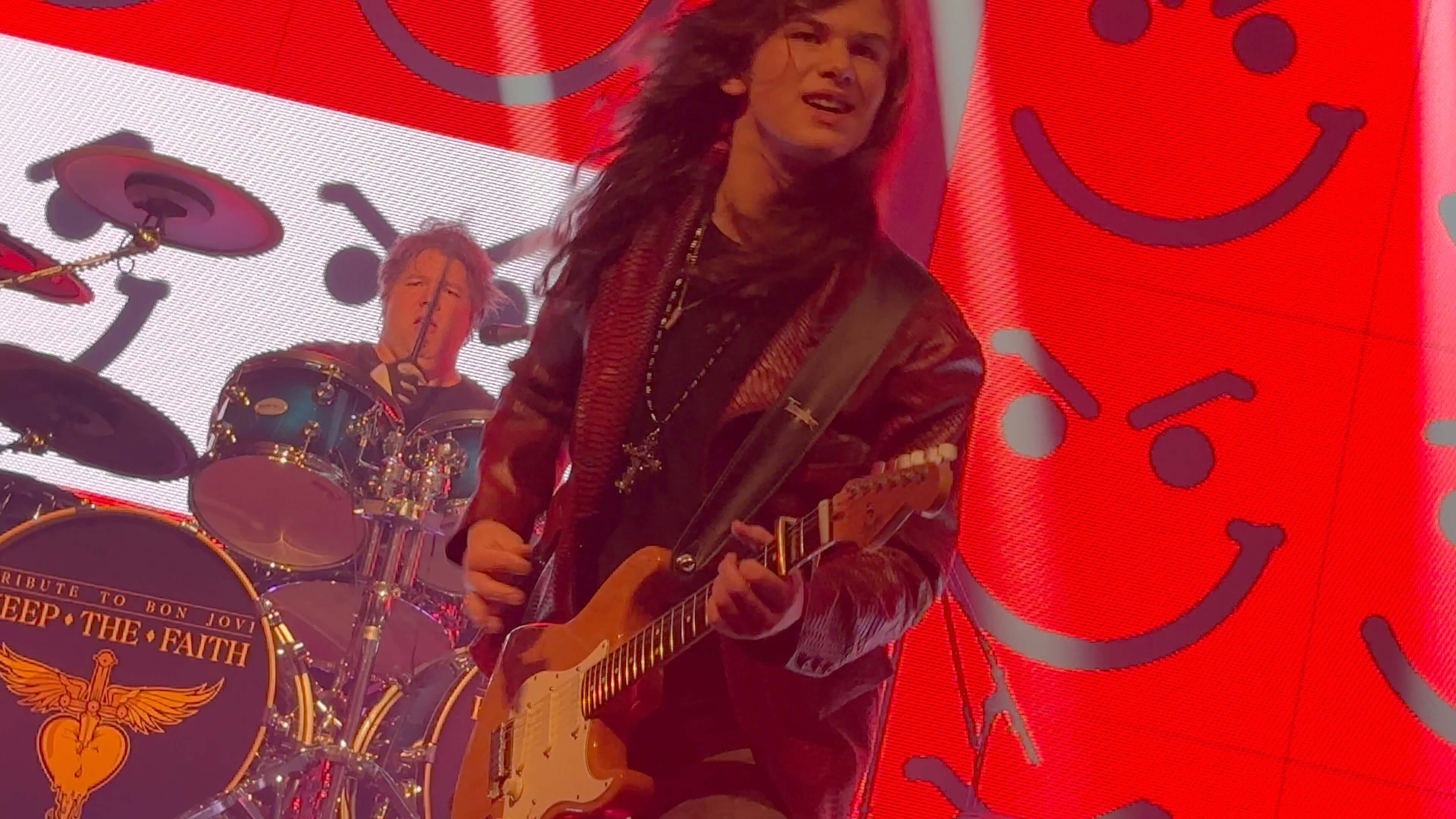 Gitarrist Lars Rogowski und Drummer Kai Rogowski live bei Keep The Faith – Bon Jovi Tribute Show voller Dynamik