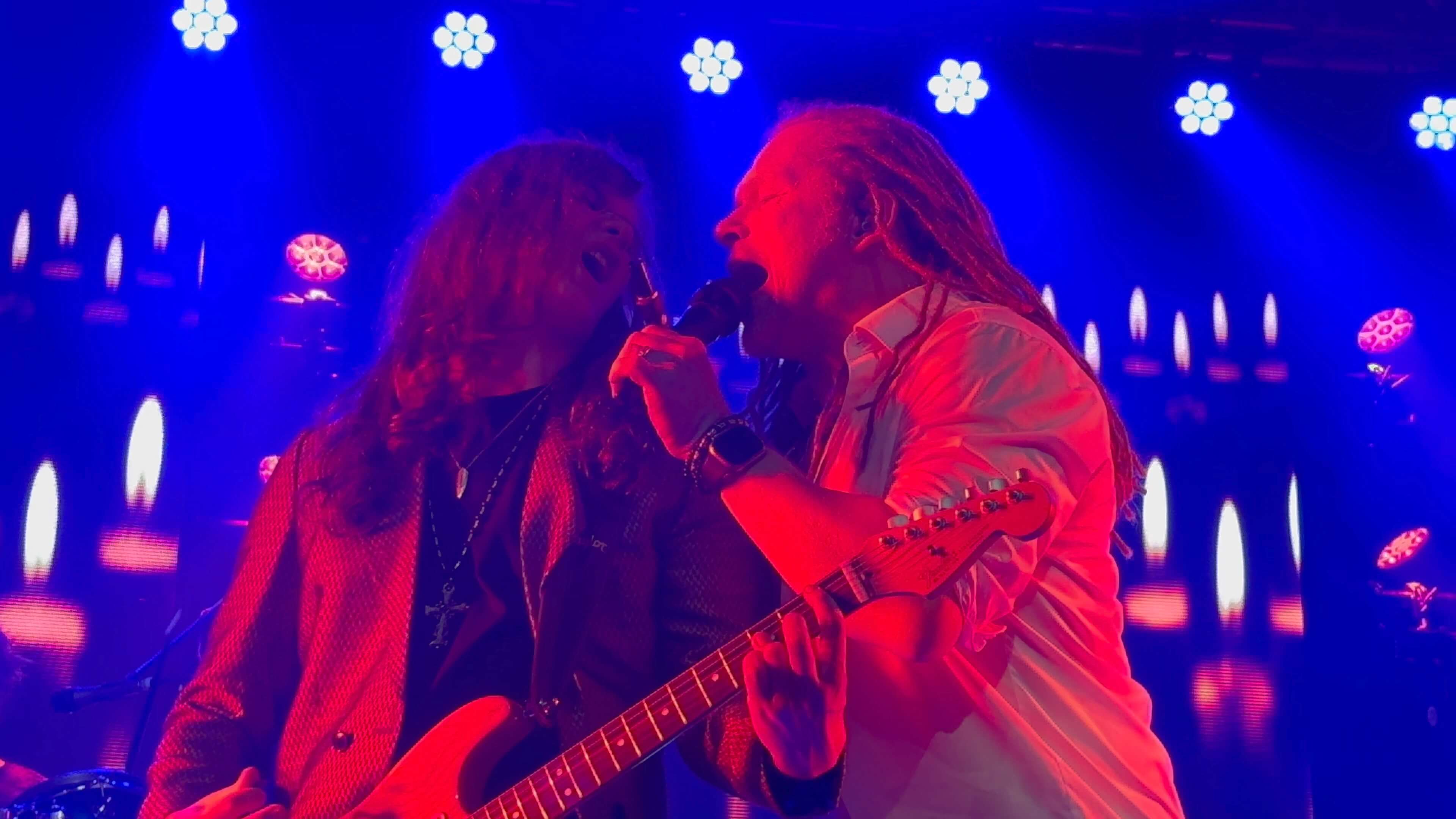 Sänger Jake Voth und Gitarrist Lars Rogowski in Interaktion während eines Keep The Faith Bon Jovi Tribute Konzerts