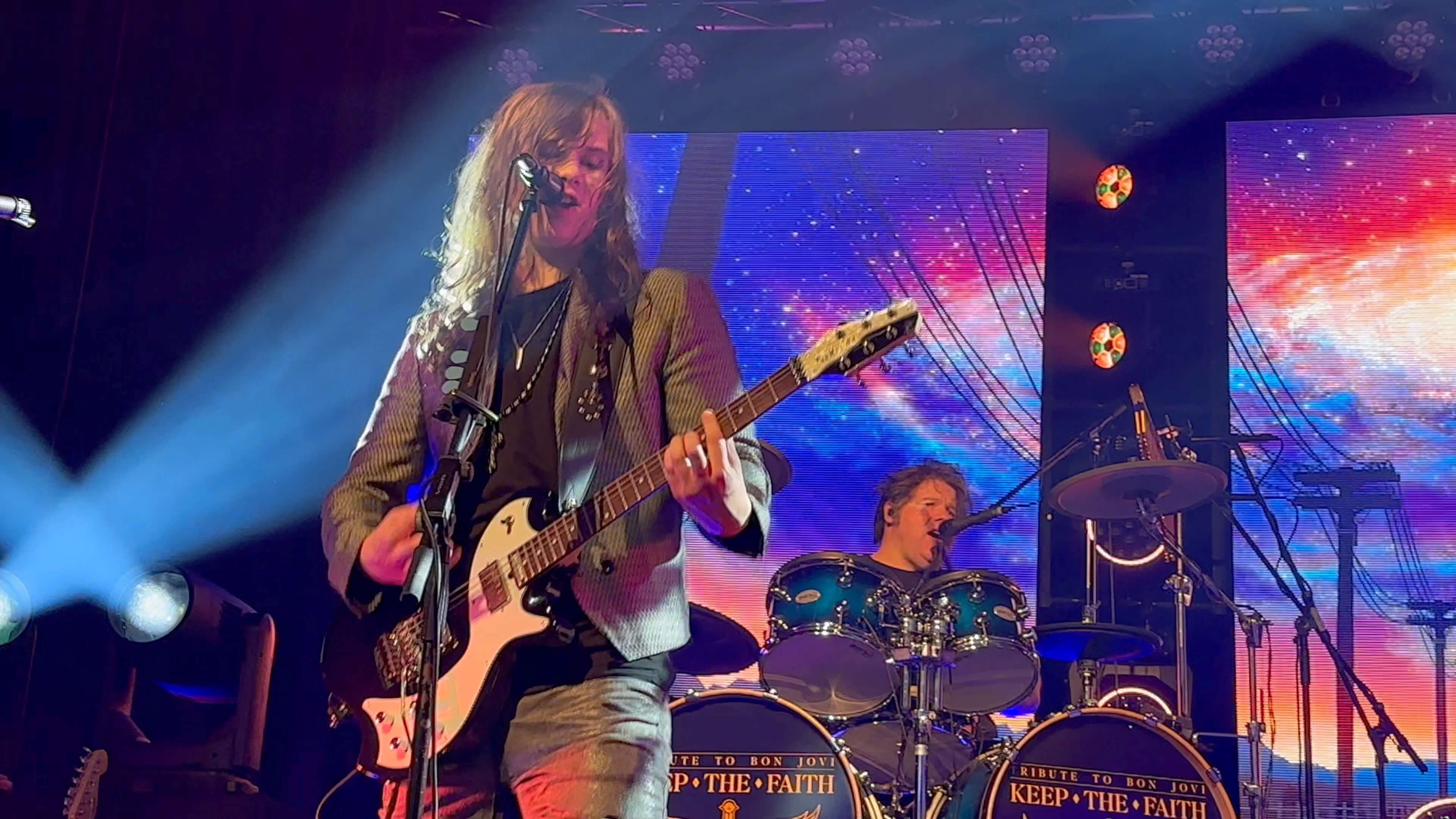 Lars und Kai Rogowski bei Keep The Faith Bon Jovi Tribute – Gitarre und Schlagzeug im perfekten Zusammenspiel
