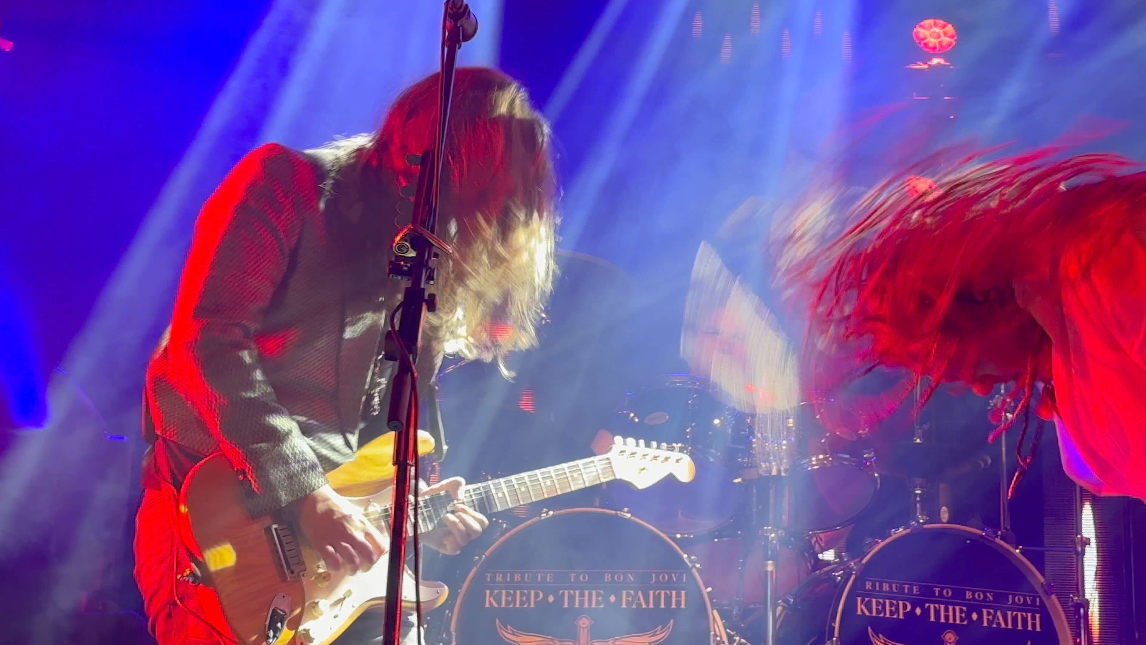 Lars Rogowski mit Richie Sambora Signature-Gitarre beim Gitarrensolo – Keep The Faith Bon Jovi Tribute Band live