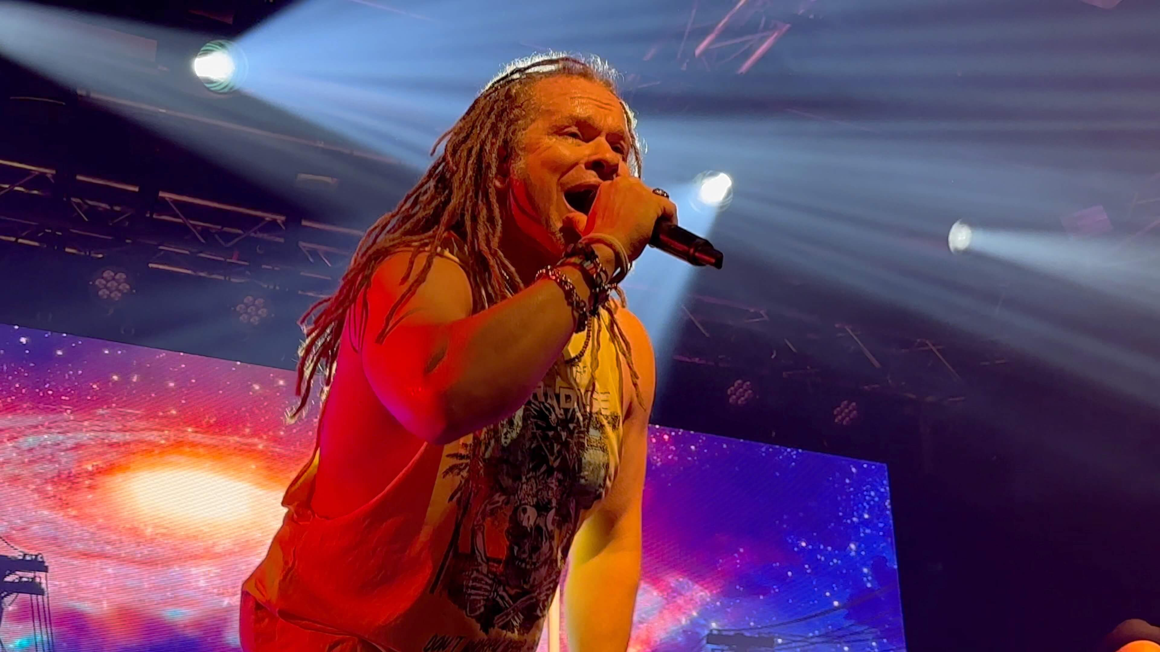 Sänger Jake Voth in Aktion – Keep The Faith Bon Jovi Tribute Band mit authentischem Sound und Leidenschaft